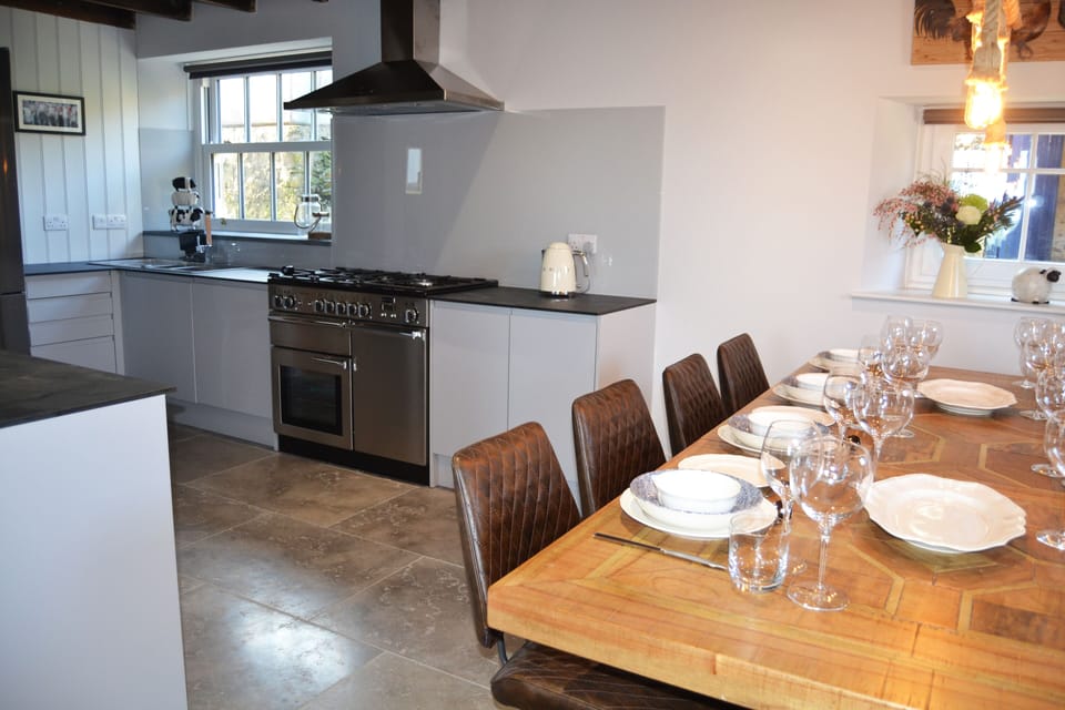 Contemporary meets rustic dining