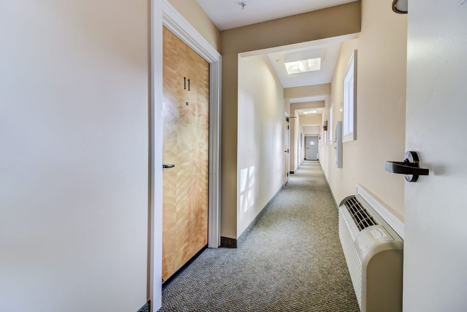 Safe, well lit entry to Breeza Di Lago #11