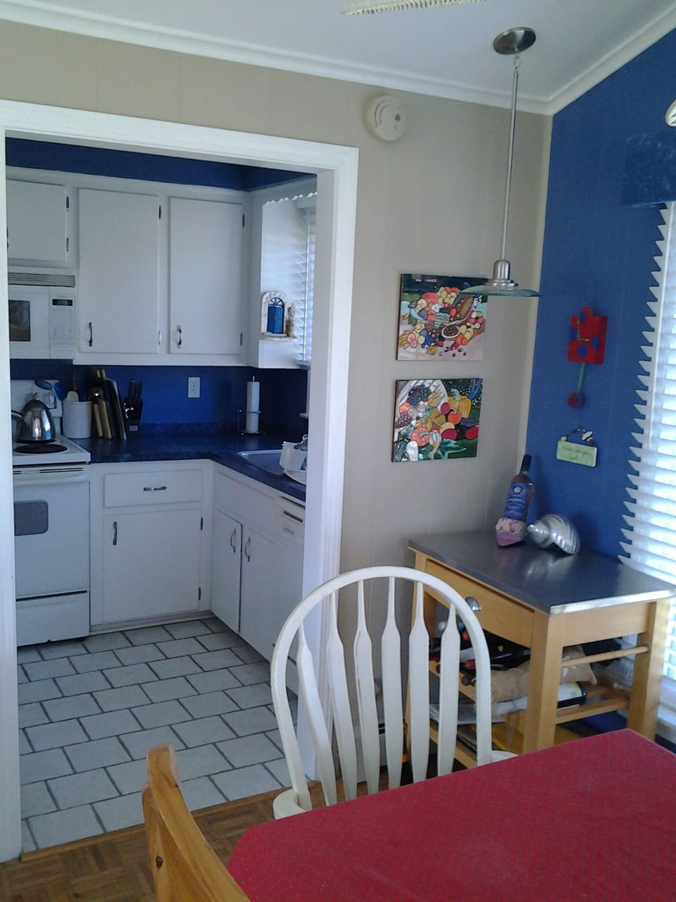 Small yet very efficient kitchen with Mexican tile