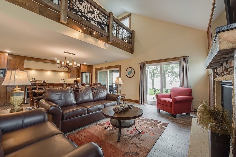 Beautiful, clean and spacious 4 bedroom lakefront villa.