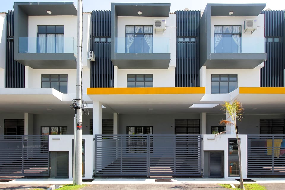 3 storey 6 Bedroom 6 Bathroom