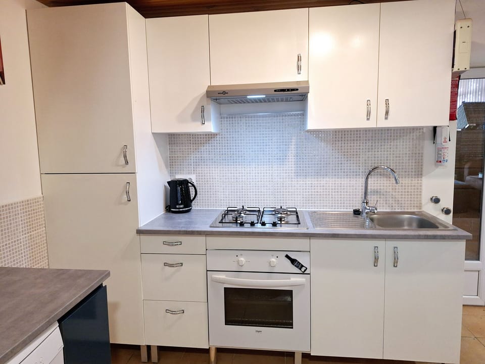Full kitchen - renovated in 2024