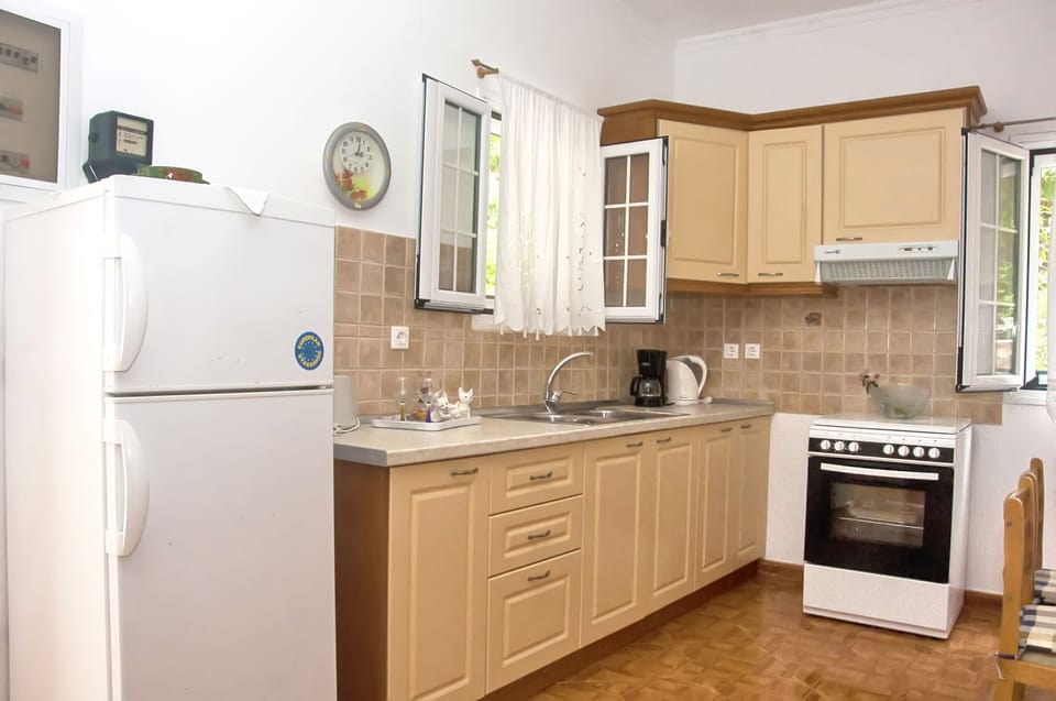Very well equipped kitchen and dining area