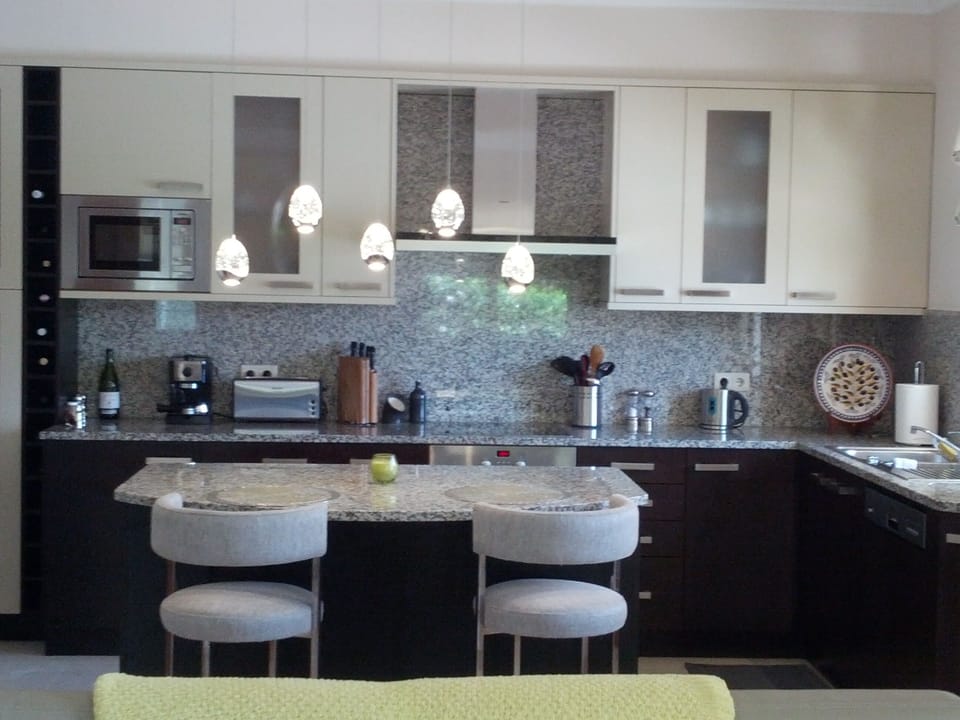 Modern Gourmet Fully Equip Kitchen Portuguese 