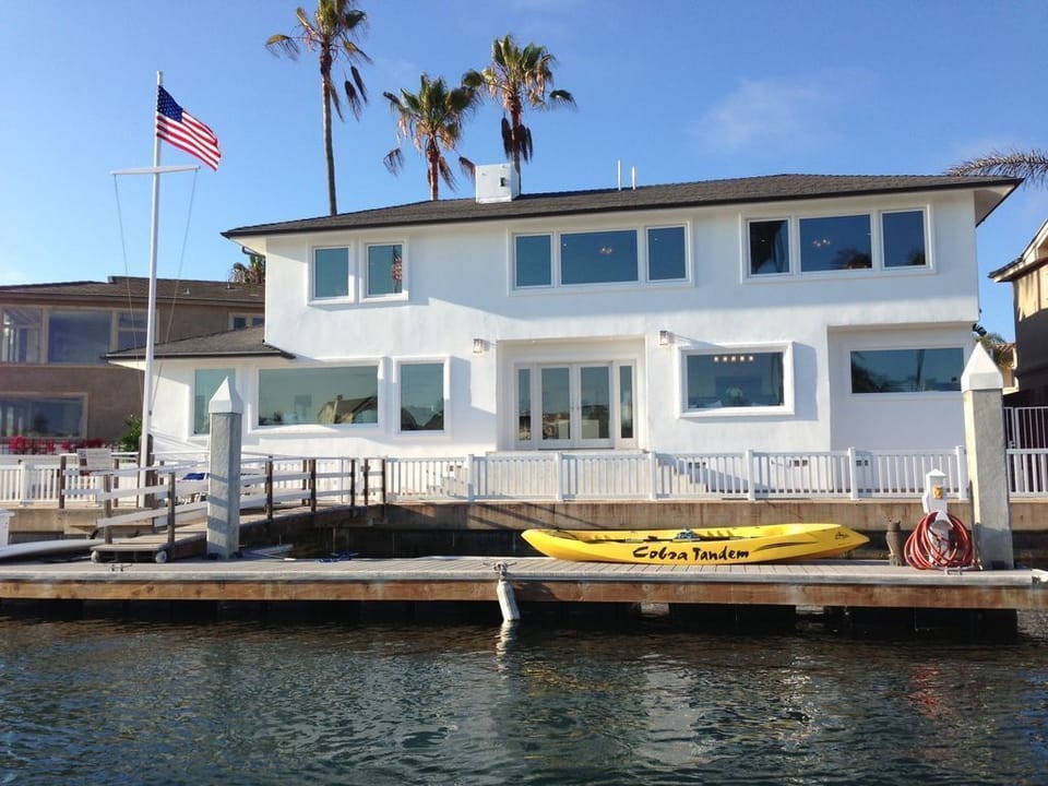 Corner lot has a 76' dock-can accommodate boats that can fit under Newport Blvd