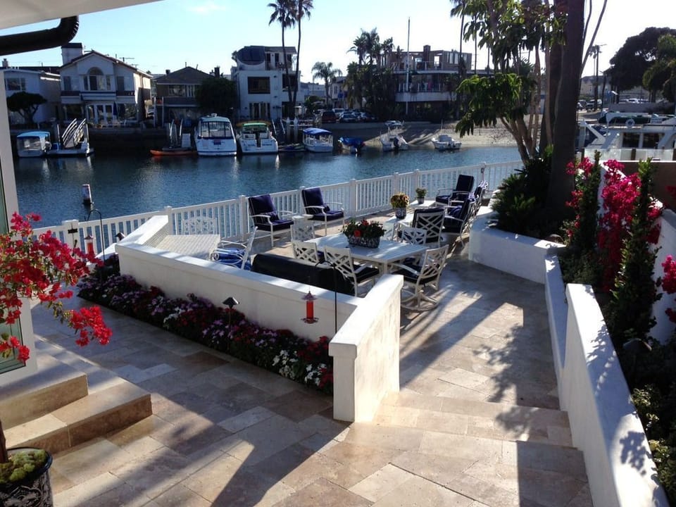 Huge patio w/BBQ, 6 seat dine table, fire tbls, 2 lg love seats, & 4 club chrs
