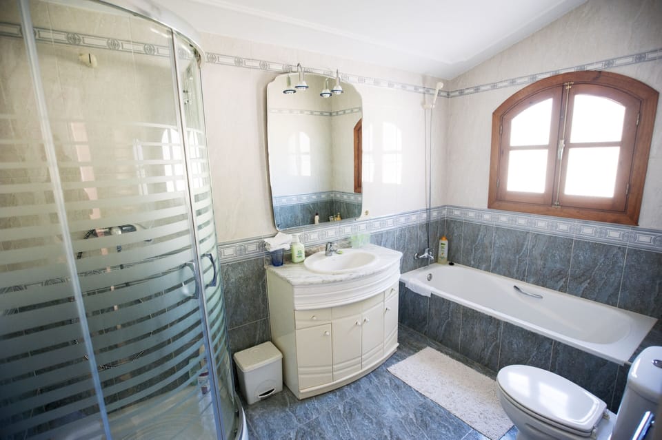 2nd bath / shower room upper floor