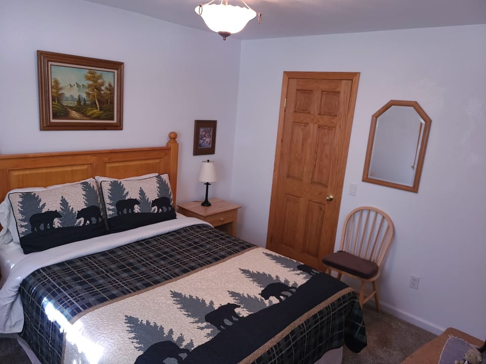 'Bear' Bedroom (Queen Bed, Main Floor)