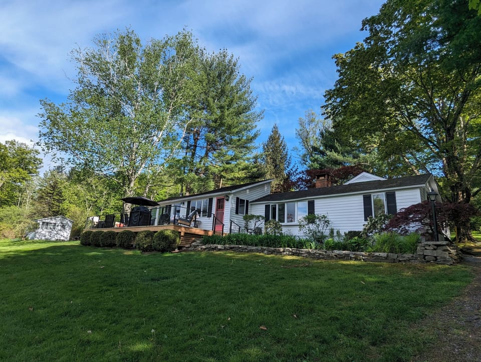 Charming Cottage by the Lake