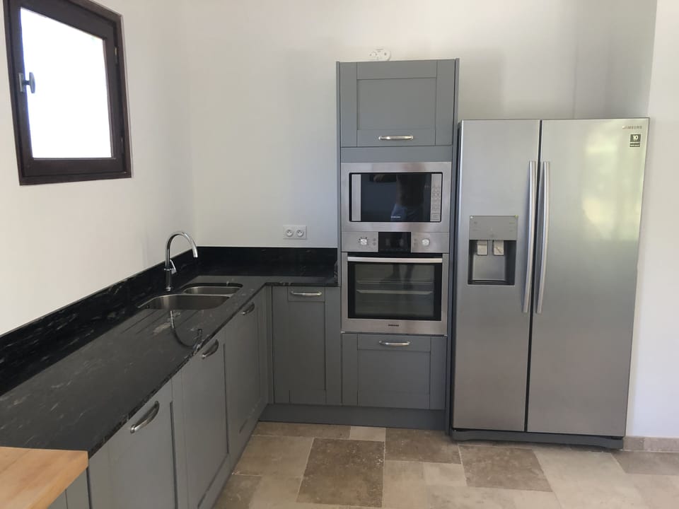 Fridge freezer with ice machine 