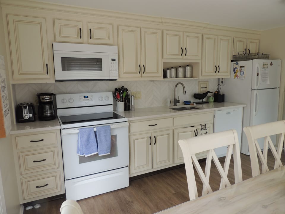 Fully Loaded Kitchen With Everything You Need!!

