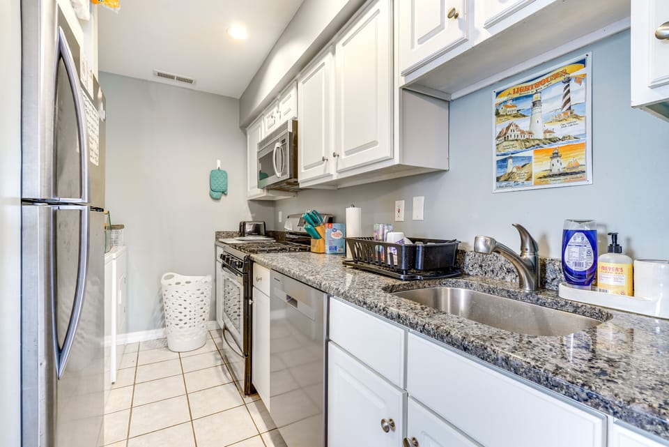 Kitchen | Fully Equipped | Dishware/Flatware | Pots/Pans