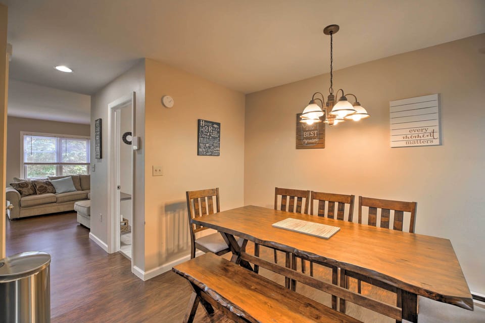 Dining Area | Dishes & Flatware Provided