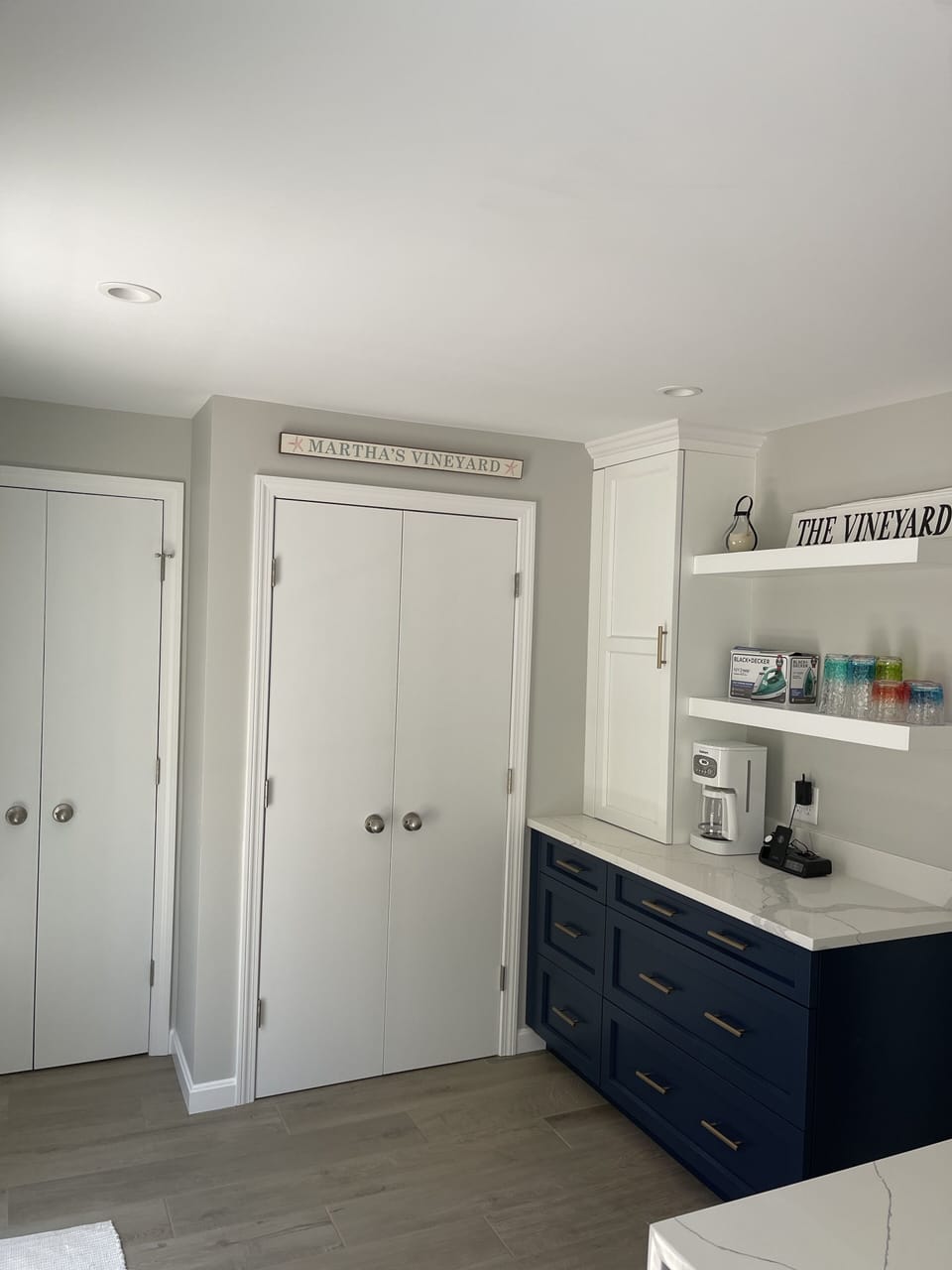 Plenty of drawers and spaces. With in-kitchen washer and dryer. 