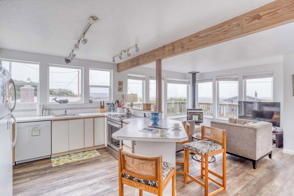 Kitchen with Breakfast Bar Peninsula and Oceanview