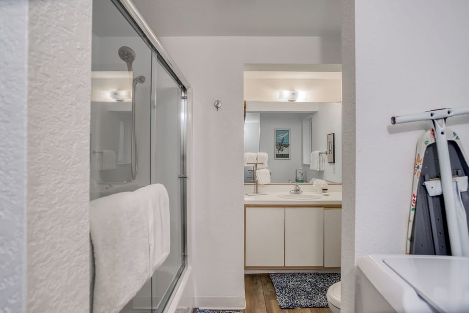 Floor 1 Full Bathroom