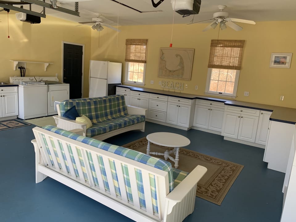 Screened in garage, 2 futons, washer/dryer