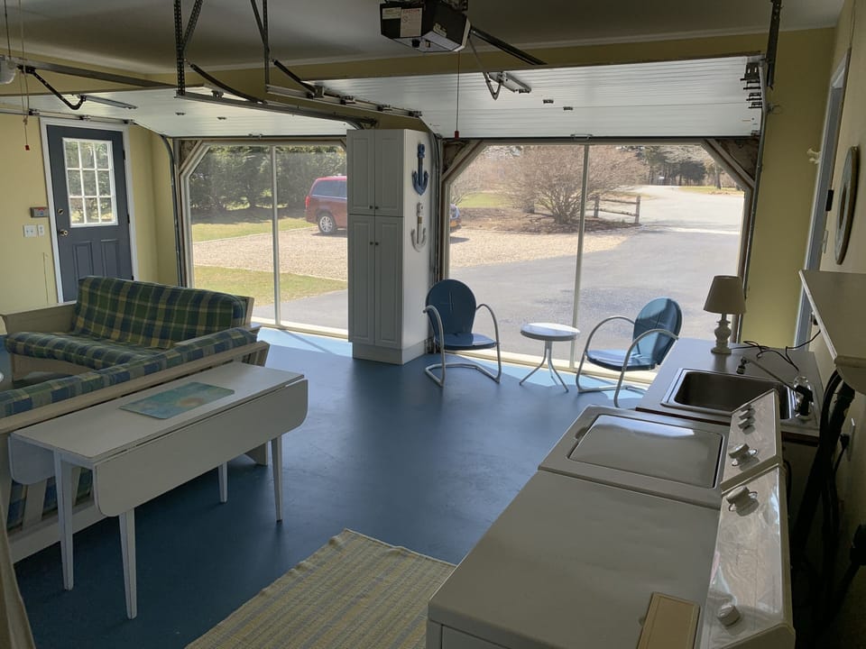 Screened in garage, 2 futons, washer/dryer
