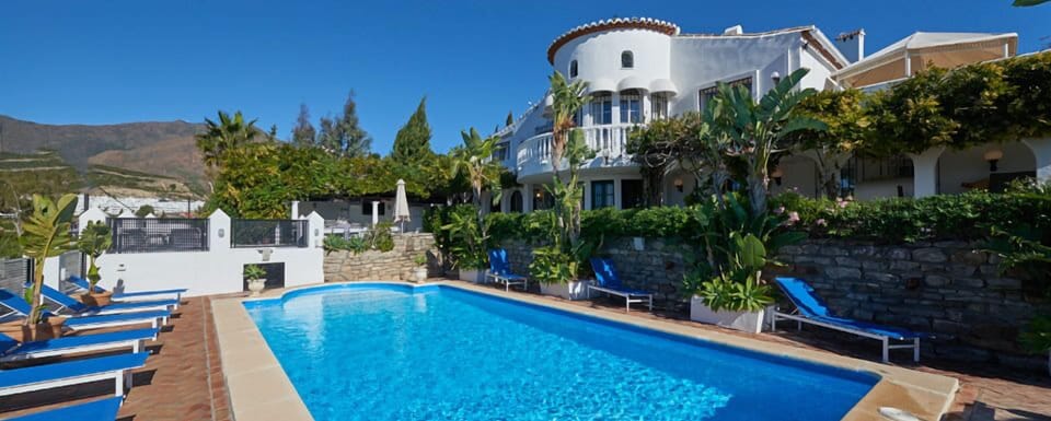 The largest villa in Estepona with amazing views & free bar, parking & jacuzzi.