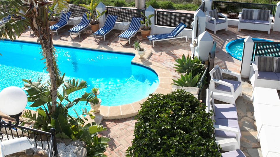 Pool side jacuzzi and al fresco dinning with dual TV’s and full SKY SPORTS.