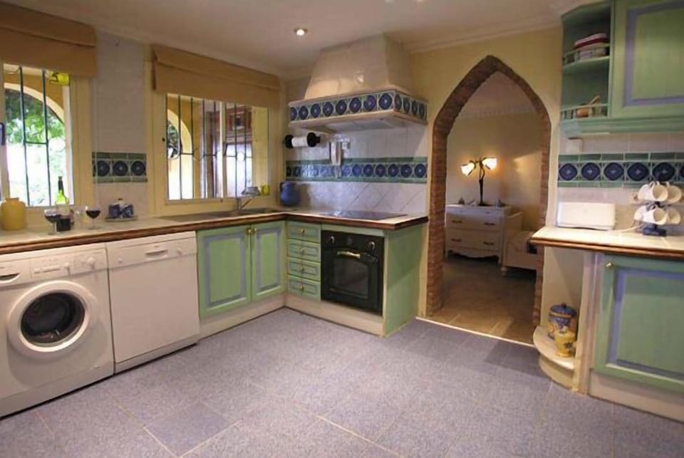 Fully fitted kitchen.