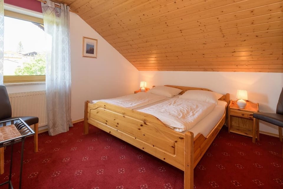 60qm große 3-Sterne FeWo im Dachgeschoss für 4 Personen Apartment in Bavaria