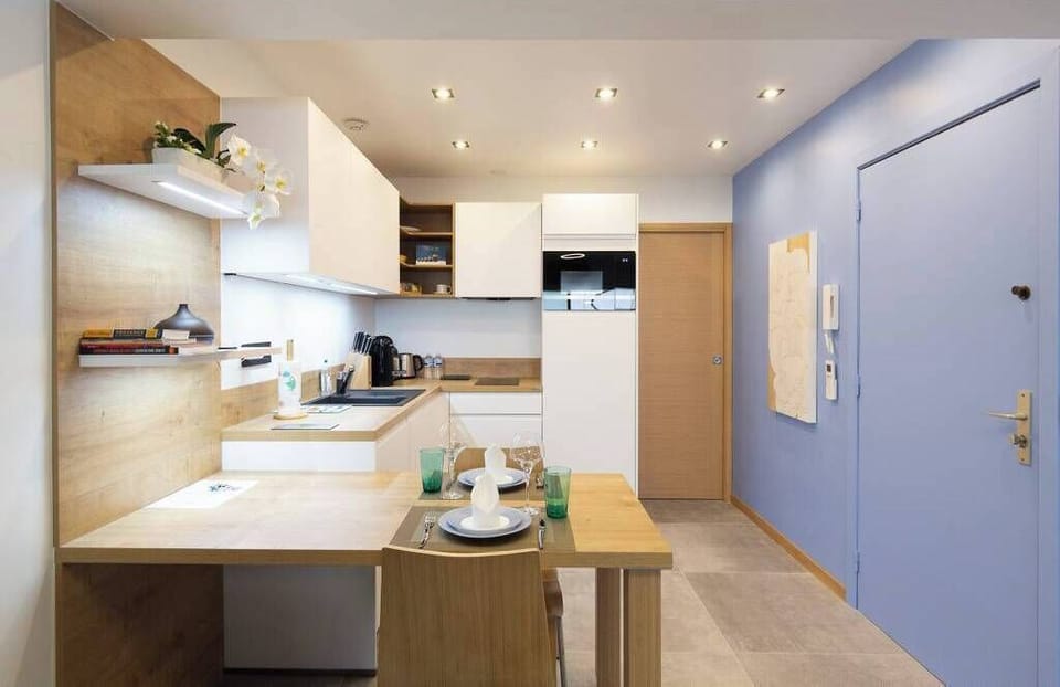  modern US kitchen with full cooking facilities, refrigerator, dishwasher, vitro-ceramic hotplates, microwave, washing machine...
