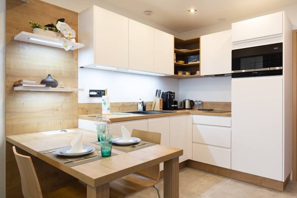 Modern US kitchen with full cooking facilities.
