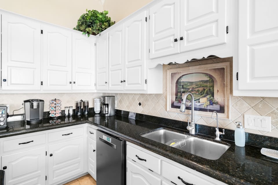 The kitchen features slate appliances, a ceramic cooktop, Keurig & drip coffee.