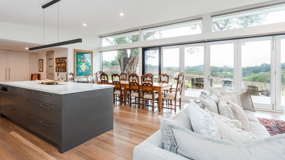 Dining for 10-12 guests