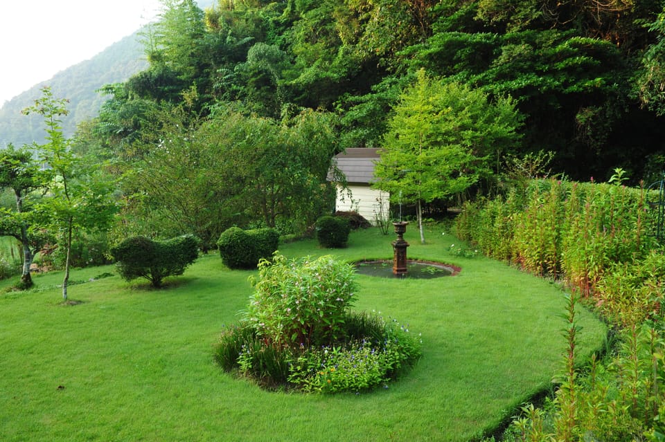 Log guest house with wide lawn garden