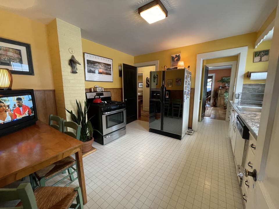 Kitchen (wide shot)
