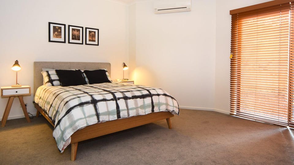 Main Queen bedroom, cooling-heating system, ceiling fan