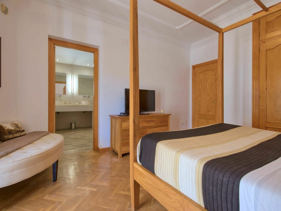 Mirror, Furniture, Property, Building, Comfort, Bathtub, Bed Frame, Wood, Architecture, Bed