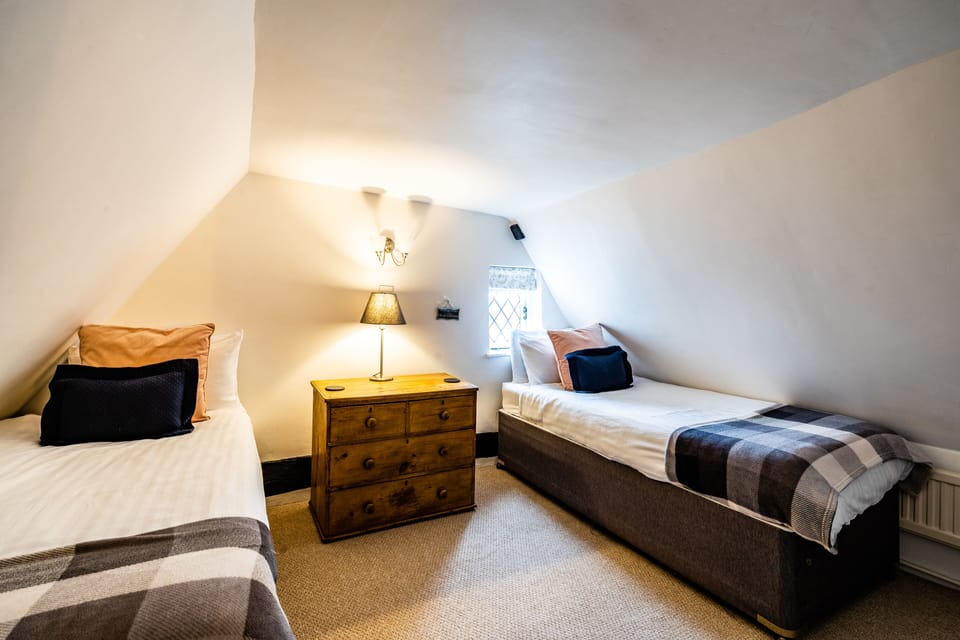 Step up our spiral staircase to find this cute twin bedroom 🛏🛏
