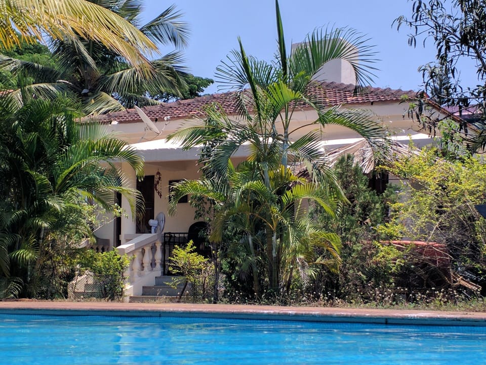 Detached 2 Bedroom 2 Bathroom Poolside Beach Bungalow