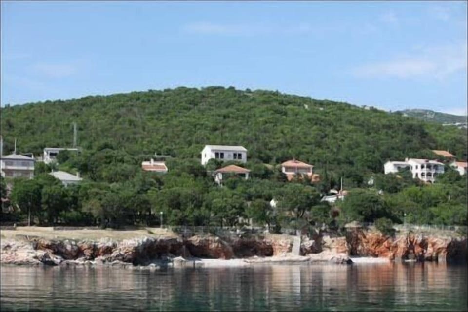 you can see the apartment house on the right hand side from the big white one in the middle