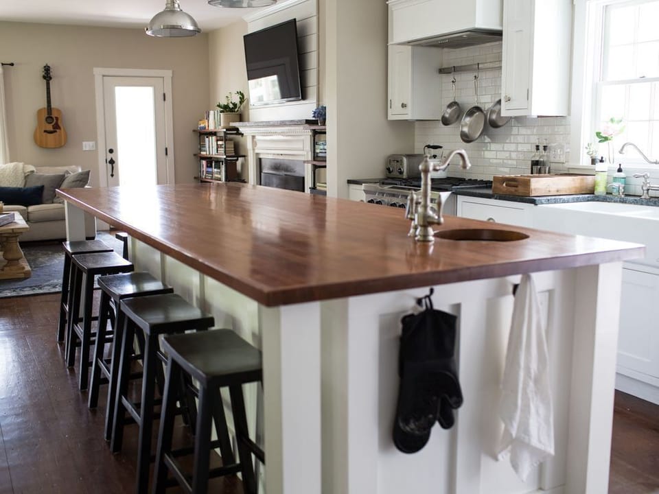 The Kitchen! Seats 8! 