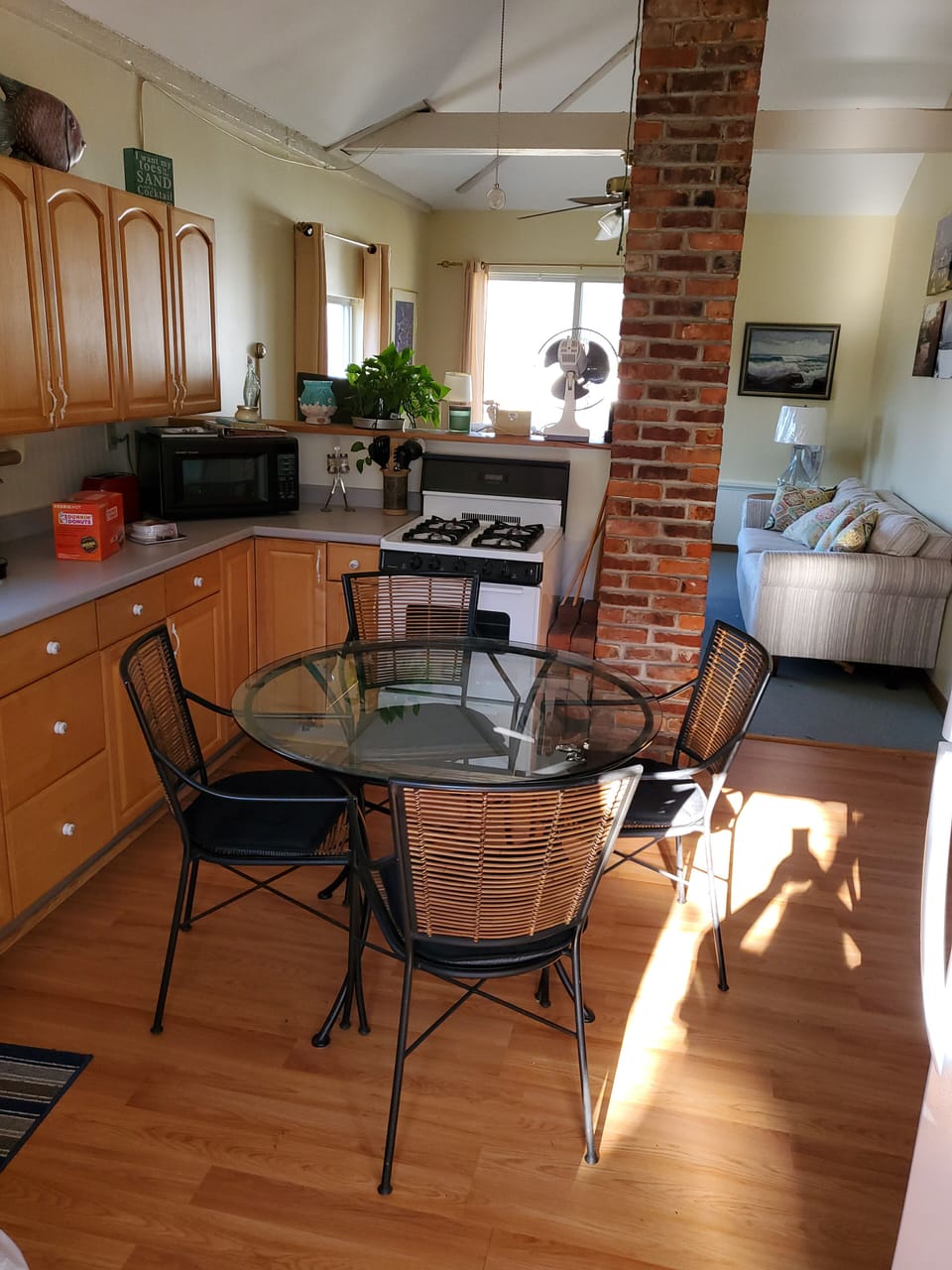 Fully functioning kitchen, has everything you need.