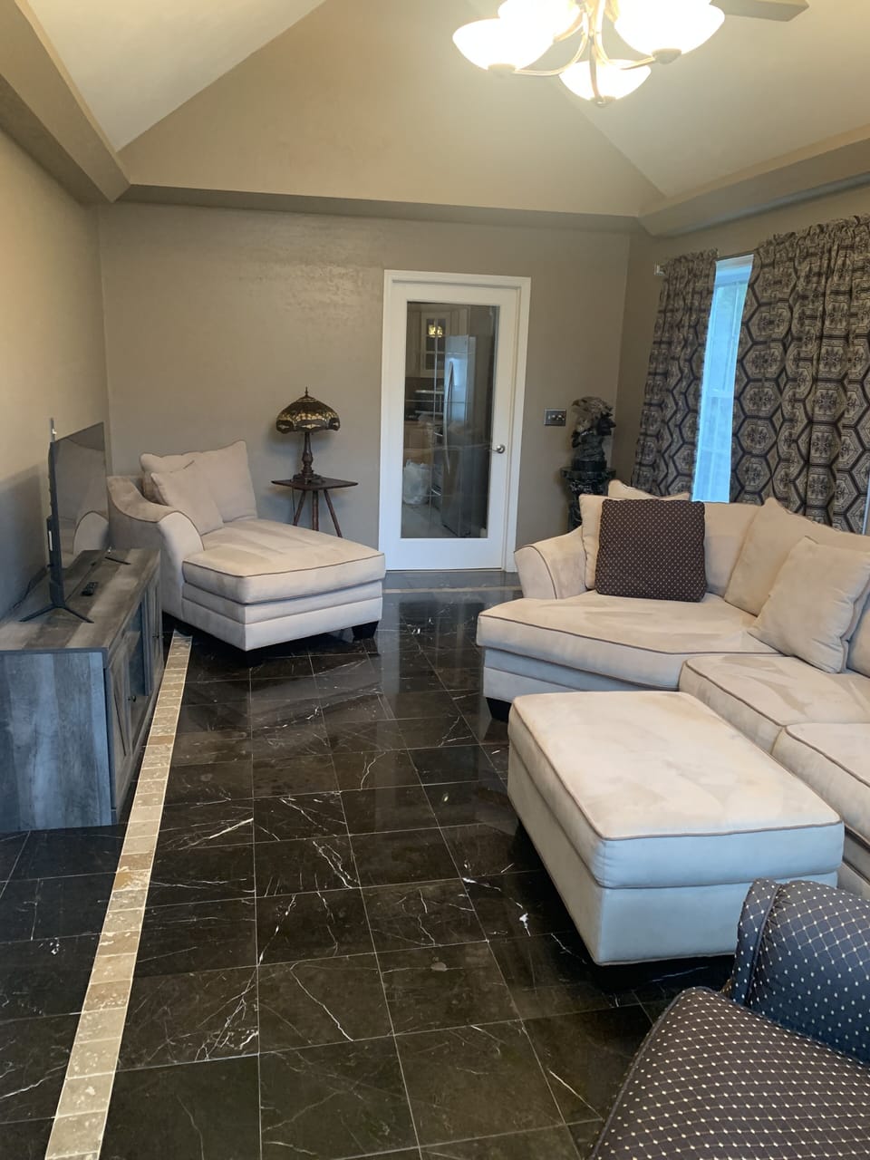Living Room W/ TV