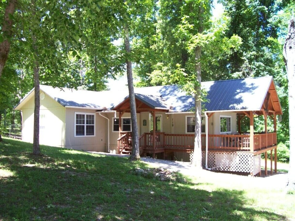 The Ozark Retreat-a charming 2 bd, 2 ba getaway for a weekend or a week. 