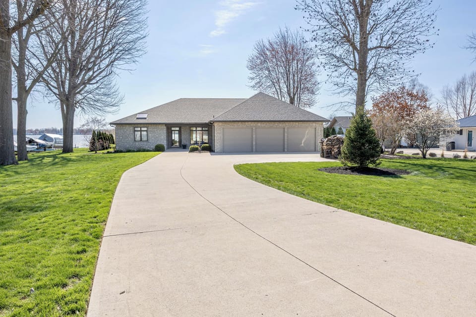 large driveway with plenty of parking