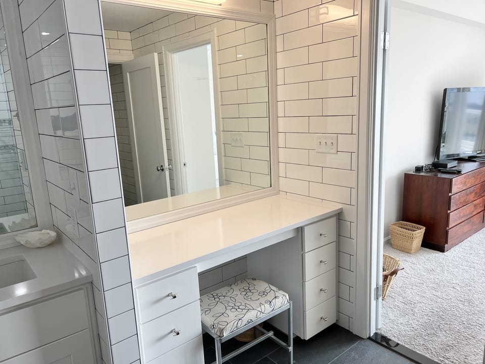 King BR - Full bath, walk-in shower, toilet, double vanity, make up vanity