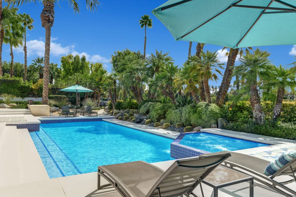 Gorgeous pool and spa, eight loungers, outdoor dinning, sofas thorough out patio