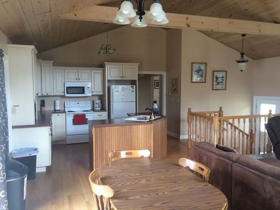 Kitchen/Dining area