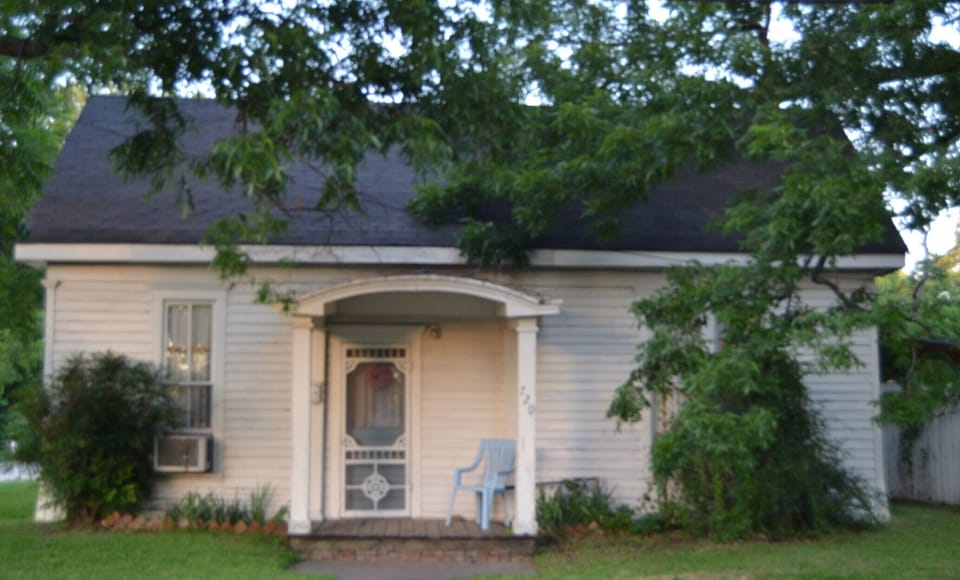 Cute Victorian Cottage near 6 Lakes