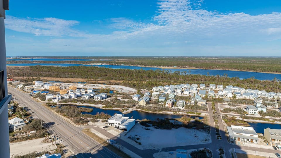 This bright space offers a stunning view of the state park and nearby homes, perfect for relaxation and enjoyment