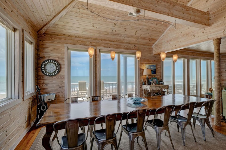 Large dinning room table for family meals..with a VIEW!