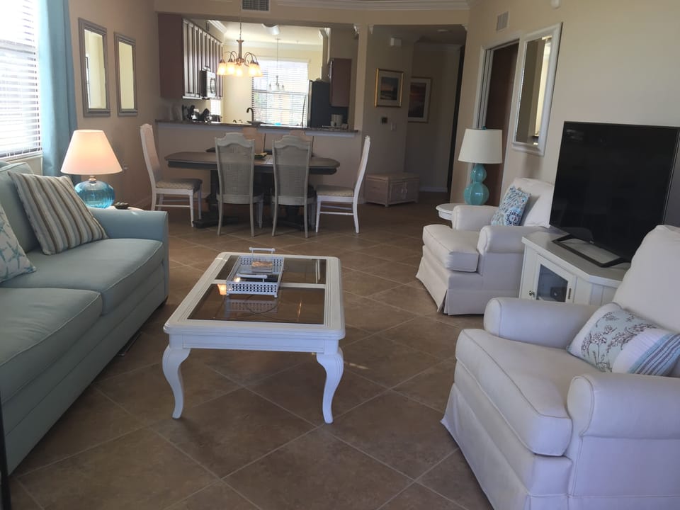 Cozy very comfortable furniture to enjoy lake views and HDTV - Wifi throughout