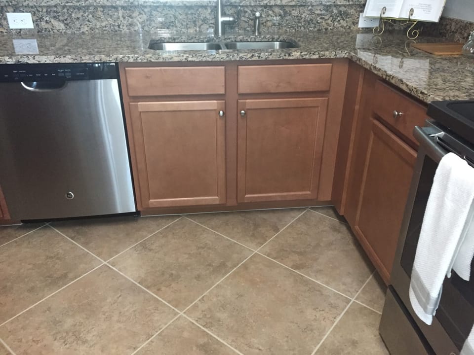 King New Bed with adjoining bath and shower lake view is gorgeous. Bureau TV 